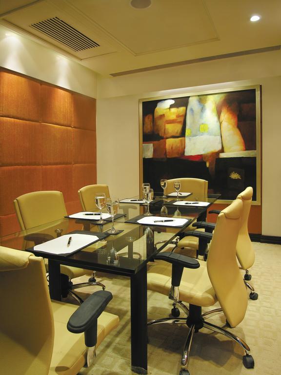 ทัชชาดิการ์ Hotel จัณฑีครห์ ภายนอก รูปภาพ A boardroom at a hotel