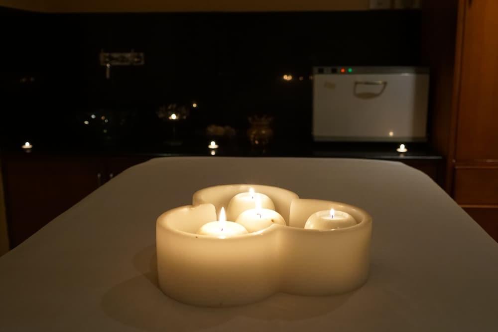 ทัชชาดิการ์ Hotel จัณฑีครห์ ภายนอก รูปภาพ A massage table with candles