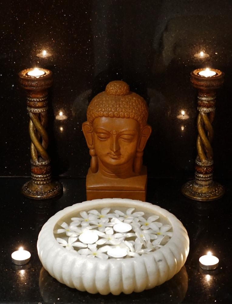 ทัชชาดิการ์ Hotel จัณฑีครห์ ภายนอก รูปภาพ A statue of the Buddha with two oil lamps