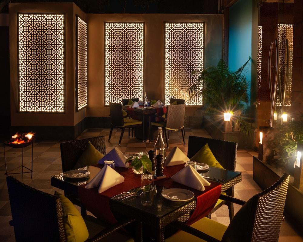 ทัชชาดิการ์ Hotel จัณฑีครห์ ภายนอก รูปภาพ The restaurant