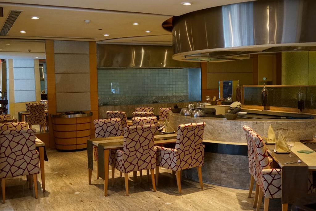 ทัชชาดิการ์ Hotel จัณฑีครห์ ภายนอก รูปภาพ The restaurant