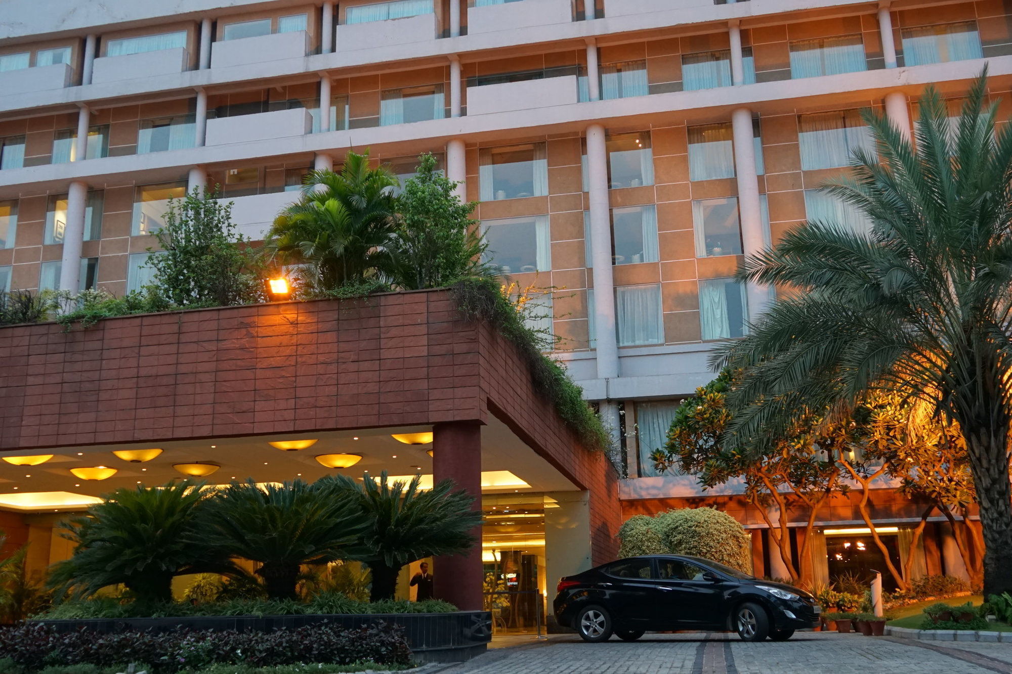 ทัชชาดิการ์ Hotel จัณฑีครห์ ภายนอก รูปภาพ The hotel's entrance