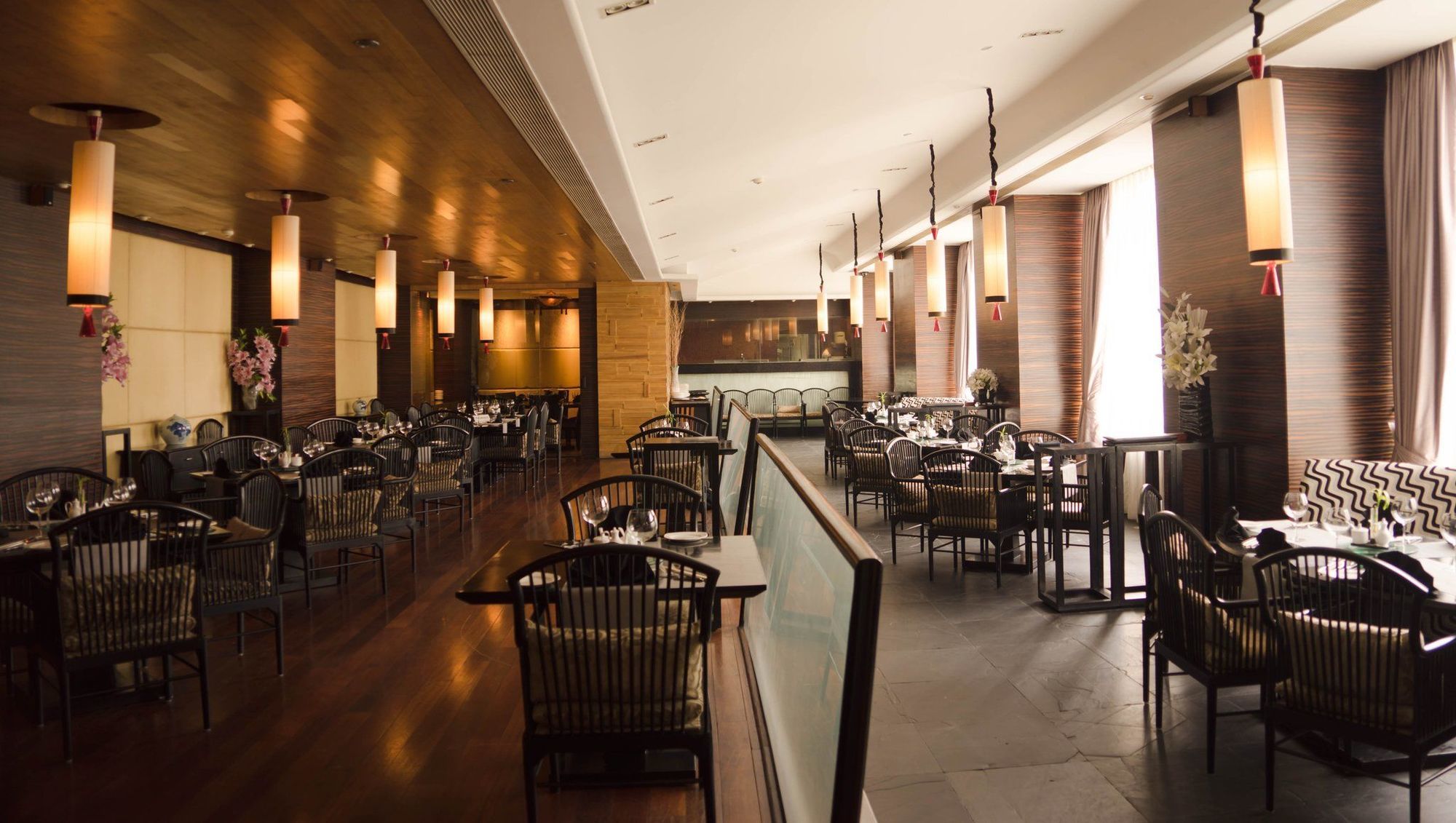 ทัชชาดิการ์ Hotel จัณฑีครห์ ร้านอาหาร รูปภาพ The interior of the restaurant