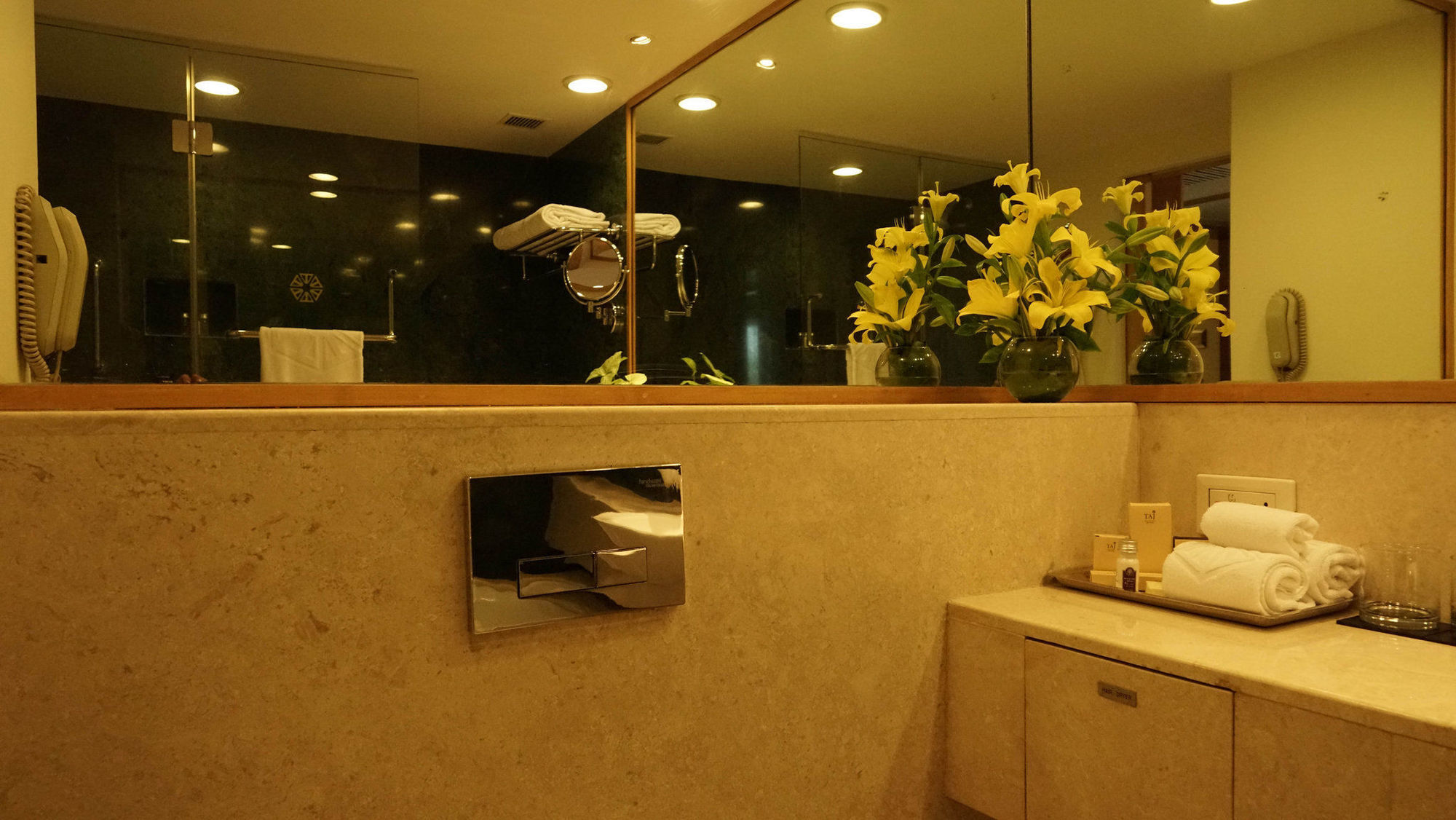 ทัชชาดิการ์ Hotel จัณฑีครห์ ภายนอก รูปภาพ A hand dryer in a hotel bathroom