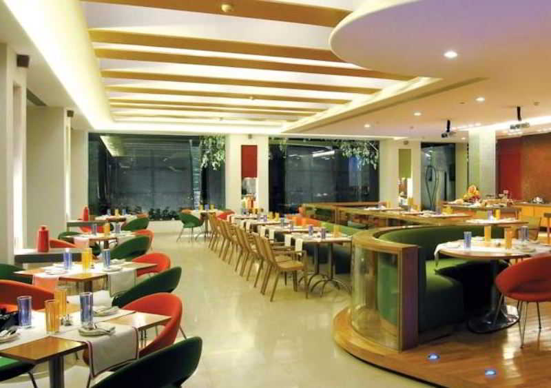ทัชชาดิการ์ Hotel จัณฑีครห์ ภายนอก รูปภาพ The interior of a typical restaurant