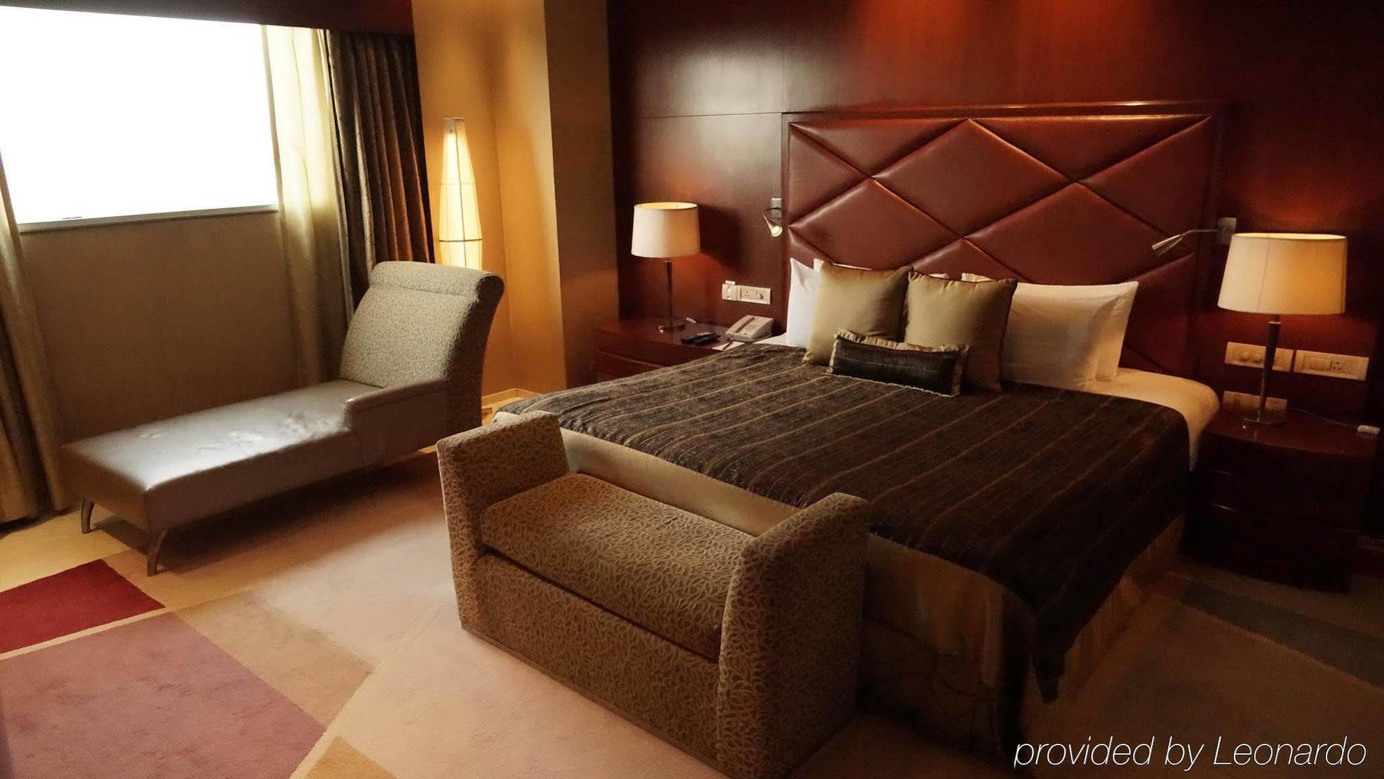 ทัชชาดิการ์ Hotel จัณฑีครห์ ภายนอก รูปภาพ A bedroom in the hotel