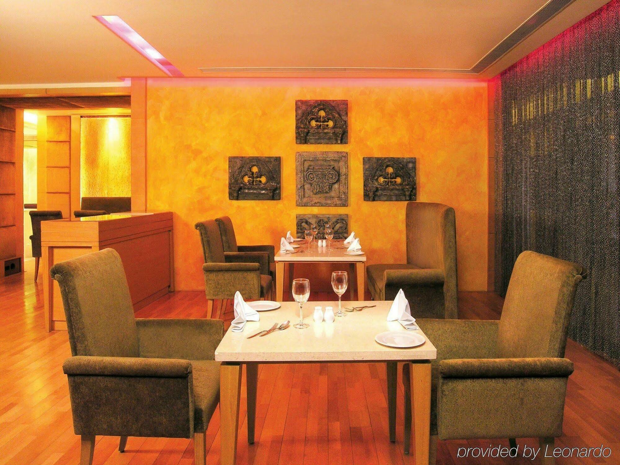 ทัชชาดิการ์ Hotel จัณฑีครห์ ร้านอาหาร รูปภาพ The Club Lounge at the Taj Mahal Palace, Mumbai